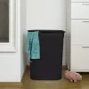 Kosz na pranie rotho Brisen 50 L wentylowany plastikowy kosz z pokrywą i otworem do zawieszenia, czarny, 340×431×529 mm