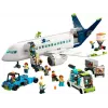 LEGO Zestaw konstrukcyjny Samolot pasażerski 60367 — seria City, 913 elementów, 2 minifigurki, szczegółowe wnętrze