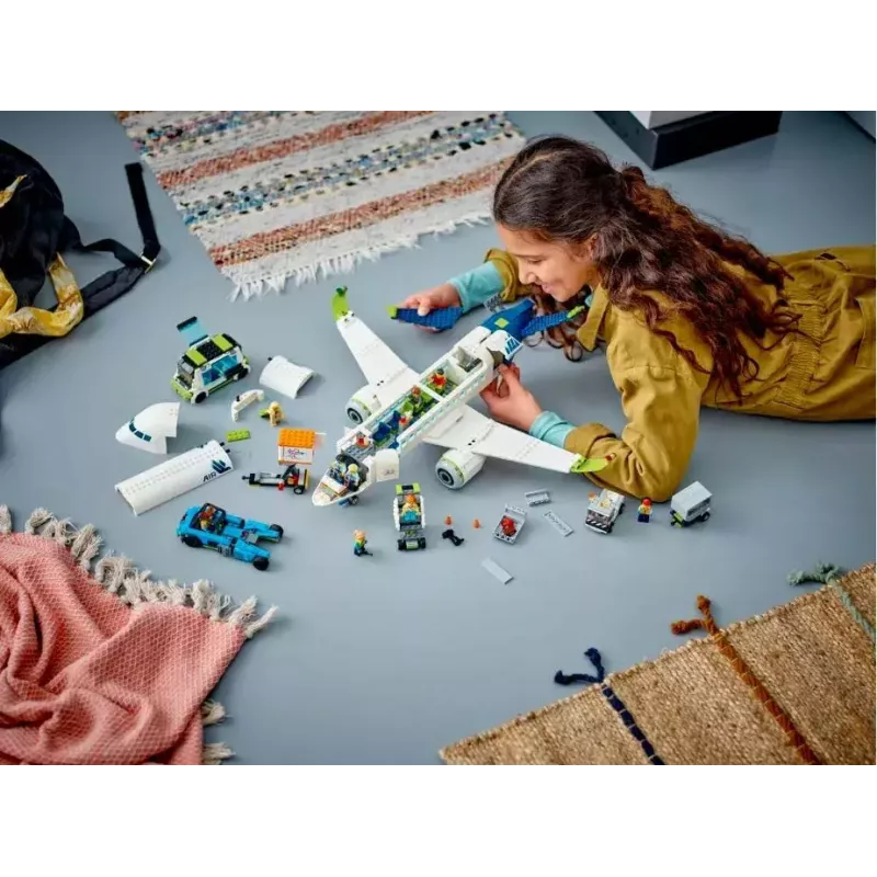 LEGO Zestaw konstrukcyjny Samolot pasażerski 60367 — seria City, 913 elementów, 2 minifigurki, szczegółowe wnętrze