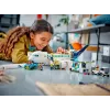 LEGO Zestaw konstrukcyjny Samolot pasażerski 60367 — seria City, 913 elementów, 2 minifigurki, szczegółowe wnętrze