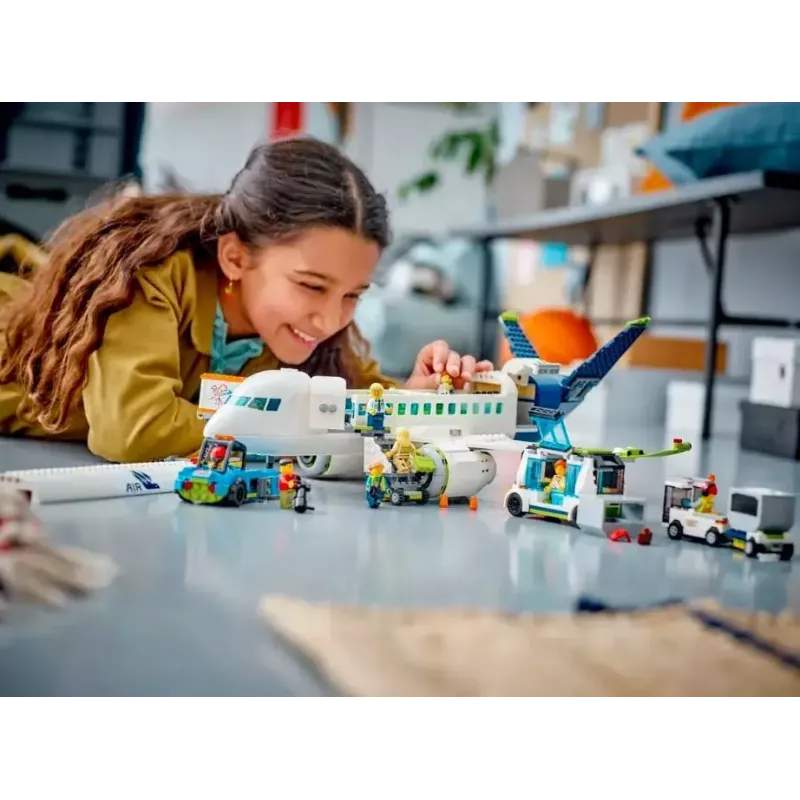LEGO Zestaw konstrukcyjny Samolot pasażerski 60367 — seria City, 913 elementów, 2 minifigurki, szczegółowe wnętrze