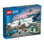 LEGO Zestaw konstrukcyjny Samolot pasażerski 60367 — seria City, 913 elementów, 2 minifigurki, szczegółowe wnętrze
