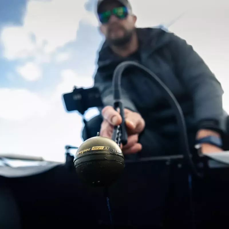 Przenośny echosonda deeper Smart Sonar CHIRP+3 Wi‑Fi — zarzucany echosonda bezprzewodowy, maks. głębokość 100 m, kąty stożka 47°/20°/7°, Wi‑Fi, GPS/GLONASS