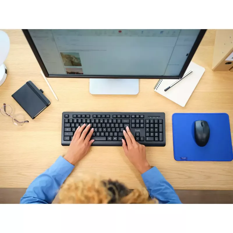 Bezprzewodowy zestaw klawiatura i mysz TRUST Primo — pełnowymiarowa klawiatura QWERTY US English, odbiornik RF USB-A, mysz optyczna 1200 DPI, czarna