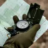 Magnetyczny kompas nawigacyjny Mil‑Tec Mil‑Tec US z podświetleniem, aluminiowa obudowa, skale 1:50k i 1:25k, oliwkowy