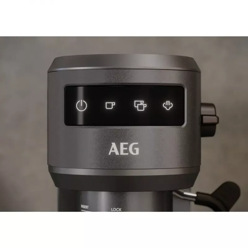 Ekspres do kawy AEG EC6-1-6BST, ręczny blatowy, zbiornik na wodę 1,0 l, 15 barów, spieniacz mleka, 1450 W, sterowanie dotykowe, czarny