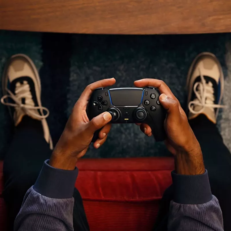 Gamepad Sony DualSense V2 Czarny — Bezprzewodowy/Bluetooth 5.1 i USB-C, wbudowana bateria, dotykowe sprzężenie zwrotne, żyroskop, panel dotykowy, gniazdo zestawu słuchawkowego