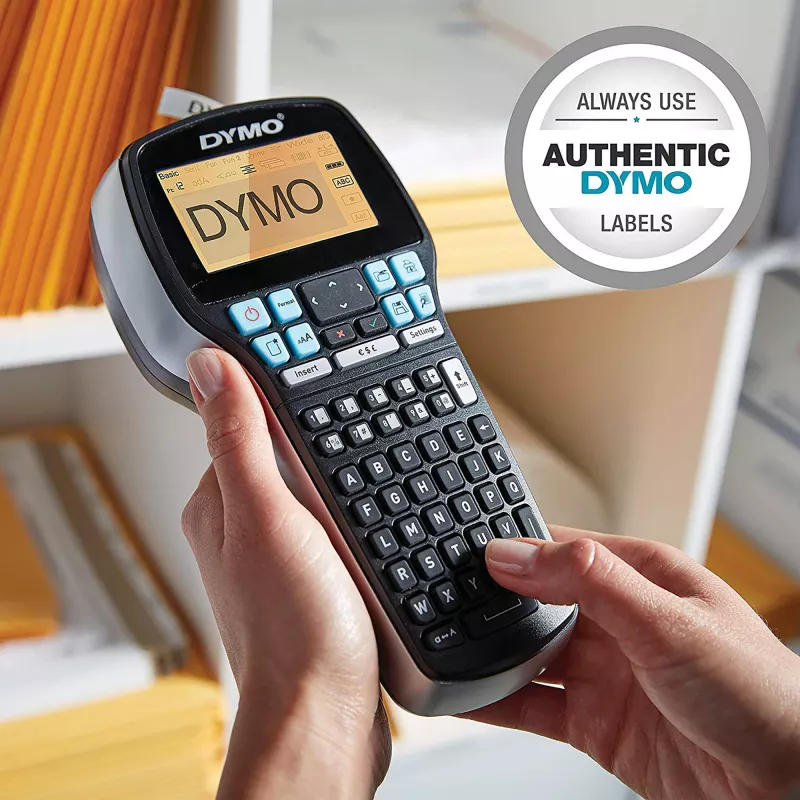 DYMO LabelManager 420P – przenośna, wysokowydajna etykieciarka z akumulatorem, dużym podświetlanym wyświetlaczem i interfejsem użytkownika z szybkim dostępem do klawiszy, czcionek i efektów tekstowych. Podłącz urządzenie do komputera PC lub Mac i korzystaj z oprogramowania DYMO Label, aby projektować etykiety z kodami kreskowymi, logo i grafikami na ekranie komputera lub drukować partie etykiet…