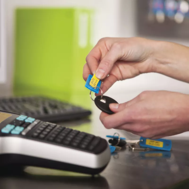DYMO LabelManager 420P – przenośna, wysokowydajna etykieciarka z akumulatorem, dużym podświetlanym wyświetlaczem i interfejsem użytkownika z szybkim dostępem do klawiszy, czcionek i efektów tekstowych. Podłącz urządzenie do komputera PC lub Mac i korzystaj z oprogramowania DYMO Label, aby projektować etykiety z kodami kreskowymi, logo i grafikami na ekranie komputera lub drukować partie etykiet…