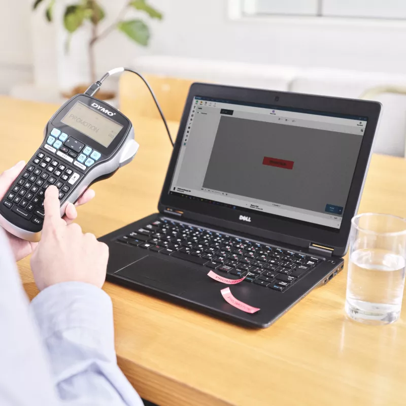 DYMO LabelManager 420P – przenośna, wysokowydajna etykieciarka z akumulatorem, dużym podświetlanym wyświetlaczem i interfejsem użytkownika z szybkim dostępem do klawiszy, czcionek i efektów tekstowych. Podłącz urządzenie do komputera PC lub Mac i korzystaj z oprogramowania DYMO Label, aby projektować etykiety z kodami kreskowymi, logo i grafikami na ekranie komputera lub drukować partie etykiet…