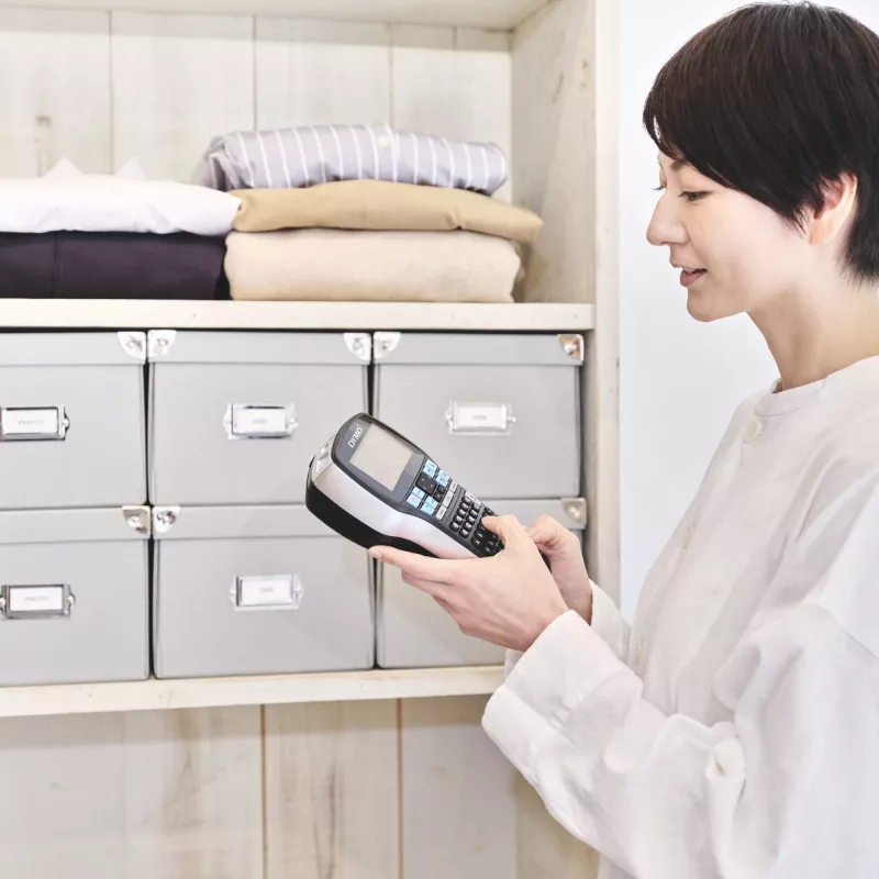 DYMO LabelManager 420P – przenośna, wysokowydajna etykieciarka z akumulatorem, dużym podświetlanym wyświetlaczem i interfejsem użytkownika z szybkim dostępem do klawiszy, czcionek i efektów tekstowych. Podłącz urządzenie do komputera PC lub Mac i korzystaj z oprogramowania DYMO Label, aby projektować etykiety z kodami kreskowymi, logo i grafikami na ekranie komputera lub drukować partie etykiet…