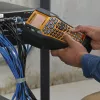 DYMO Rhino 6000+ Przemysłowa drukarka etykiet | Drukarka etykiet podłączana do komputera z twardym etui | Zawiera 1 kasetę z taśmą winylową, 1 kasetę z elastyczną taśmą nylonową i akumulator litowo-jonowy