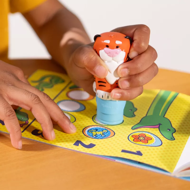 Melissa & Doug Sticker WOW 24-stronicowy blok z naklejkami i stempel do naklejek, 300 naklejek, zabawka antystresowa do prac plastycznych, kolekcjonerska postać – Tygrys – z certyfikatem FSC