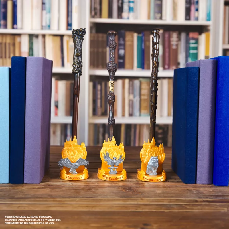 Wizarding World Harry Potter, 12-calowa magiczna różdżka kolekcjonerska Hermiony Granger z podstawką i odlewaną ikoną, Magiczne Stworzenia, dodatek do kostiumów