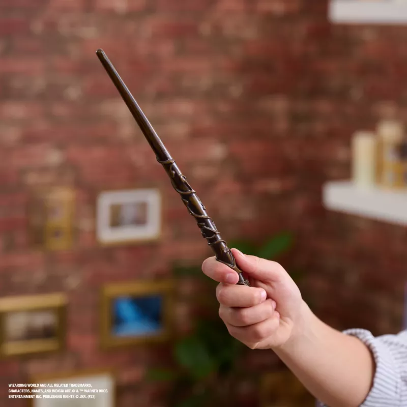 Wizarding World Harry Potter, 12-calowa magiczna różdżka kolekcjonerska Hermiony Granger z podstawką i odlewaną ikoną, Magiczne Stworzenia, dodatek do kostiumów