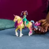 Mini lalka set Usorteret Unicorn Academy Ava & Leaf Power of Friendship z półprzezroczystym siodłem i 2 akcesoriami, 168 mm, plastik