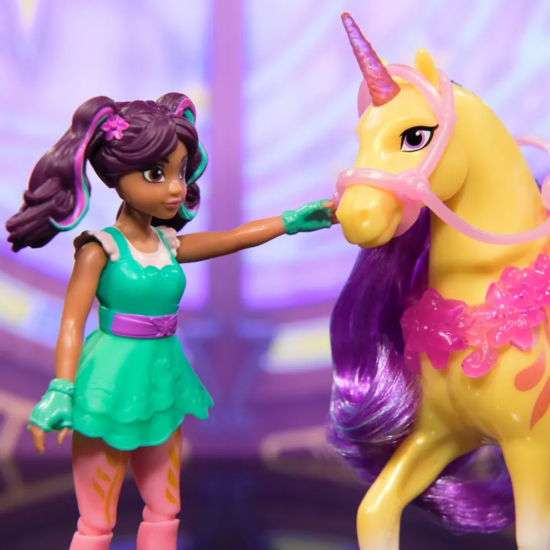 Mini lalka set Usorteret Unicorn Academy Ava & Leaf Power of Friendship z półprzezroczystym siodłem i 2 akcesoriami, 168 mm, plastik