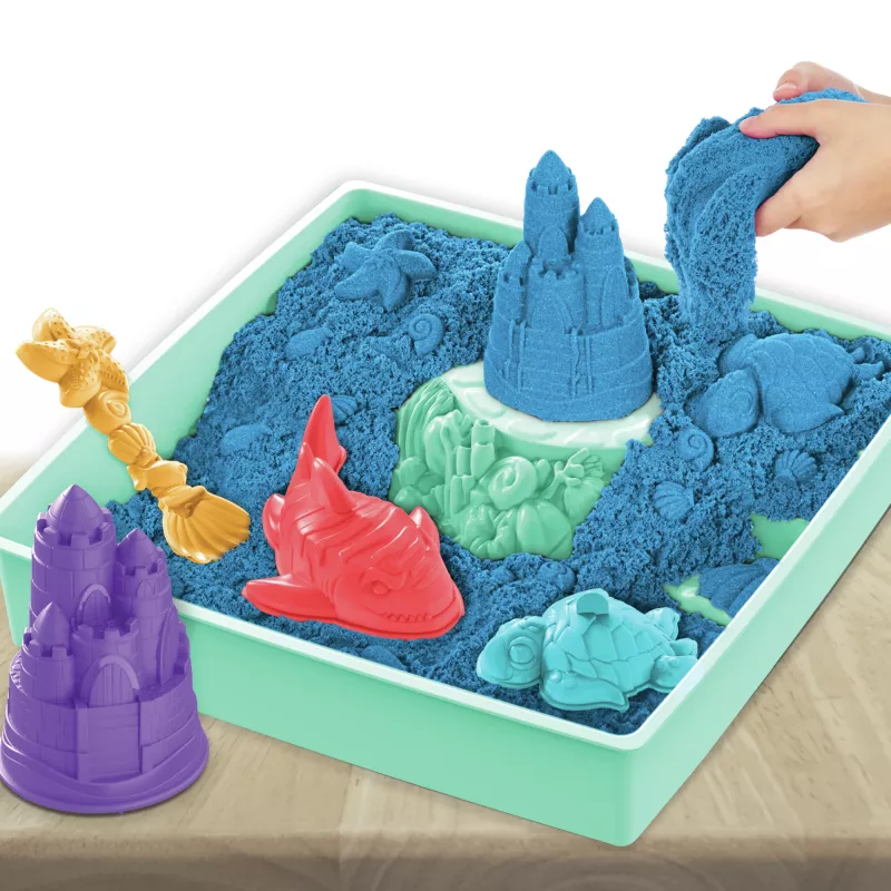 Kinetic Sand, Zestaw piaskownicy, Kreatywne prezenty wielkanocne, zawiera 1 funt niebieskiego formowalnego piasku do zabawy, 4 narzędzia i foremki, pojemnik do przechowywania, zabawki sensoryczne dla dzieci od 3 lat