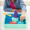 Kinetic Sand, Zestaw piaskownicy, Kreatywne prezenty wielkanocne, zawiera 1 funt niebieskiego formowalnego piasku do zabawy, 4 narzędzia i foremki, pojemnik do przechowywania, zabawki sensoryczne dla dzieci od 3 lat