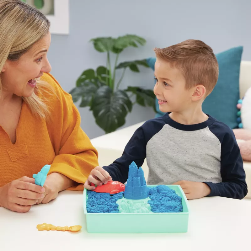 Kinetic Sand, Zestaw piaskownicy, Kreatywne prezenty wielkanocne, zawiera 1 funt niebieskiego formowalnego piasku do zabawy, 4 narzędzia i foremki, pojemnik do przechowywania, zabawki sensoryczne dla dzieci od 3 lat