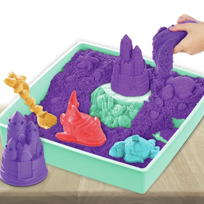 Kinetic Sand, Zestaw piaskownicy, Kreatywne prezenty wielkanocne, Zawiera 1 funt fioletowego formowalnego piasku do zabawy, 4 narzędzia i foremki, Przechowywanie, Zabawki sensoryczne dla dzieci od 3 lat
