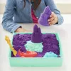Kinetic Sand, Zestaw piaskownicy, Kreatywne prezenty wielkanocne, Zawiera 1 funt fioletowego formowalnego piasku do zabawy, 4 narzędzia i foremki, Przechowywanie, Zabawki sensoryczne dla dzieci od 3 lat