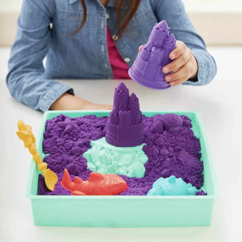 Kinetic Sand, Zestaw piaskownicy, Kreatywne prezenty wielkanocne, Zawiera 1 funt fioletowego formowalnego piasku do zabawy, 4 narzędzia i foremki, Przechowywanie, Zabawki sensoryczne dla dzieci od 3 lat