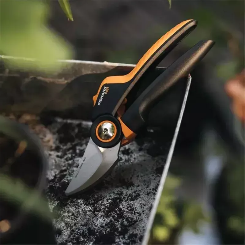 Sekator Fiskars X-Series L P961 — nożycowy, stalowe ostrze, średnica cięcia 2,6 cm, długość 222 mm