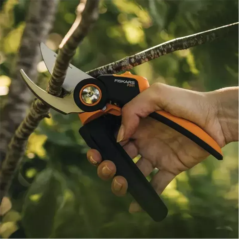 Sekator Fiskars X-Series L P961 — nożycowy, stalowe ostrze, średnica cięcia 2,6 cm, długość 222 mm
