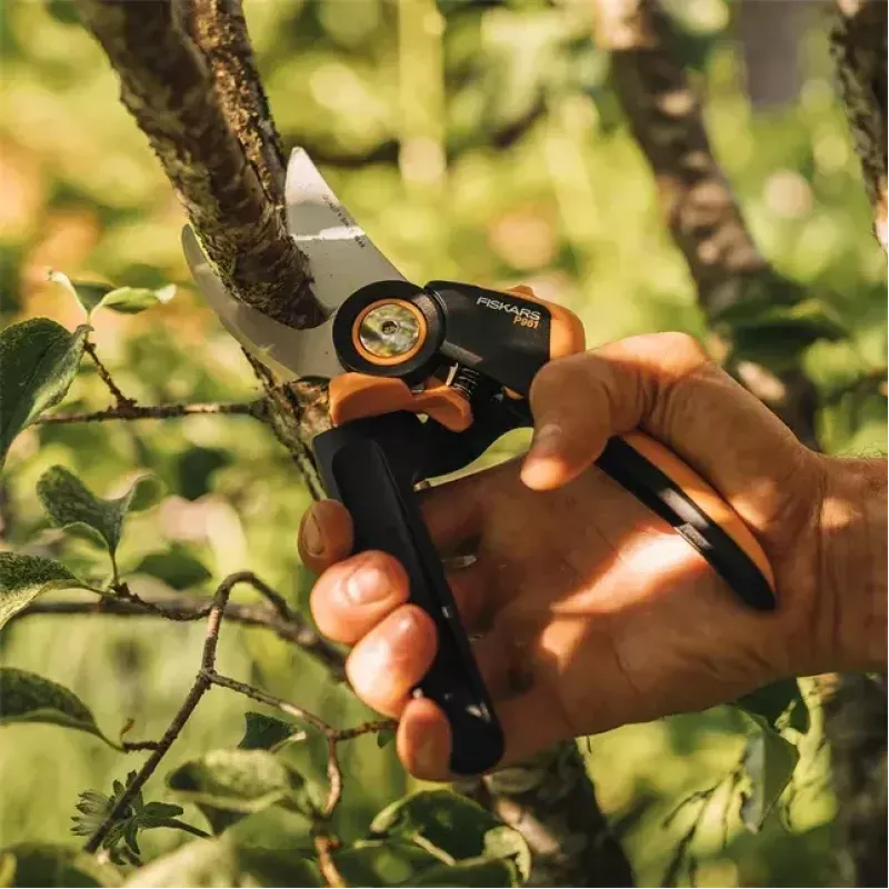 Sekator Fiskars X-Series L P961 — nożycowy, stalowe ostrze, średnica cięcia 2,6 cm, długość 222 mm
