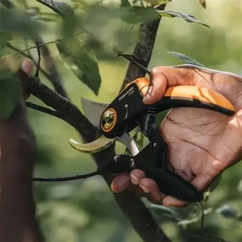 Sekator Fiskars Plus PowerLever P721 — nożyce bocznikowe do gałęzi i pędów