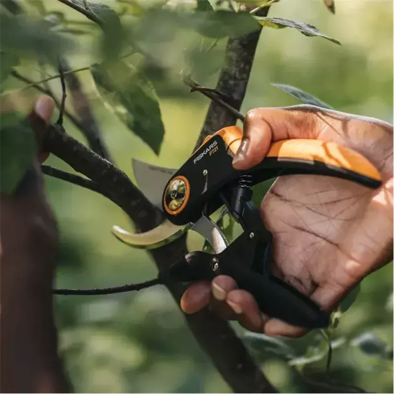 Sekator Fiskars Plus PowerLever P721 — nożyce bocznikowe do gałęzi i pędów