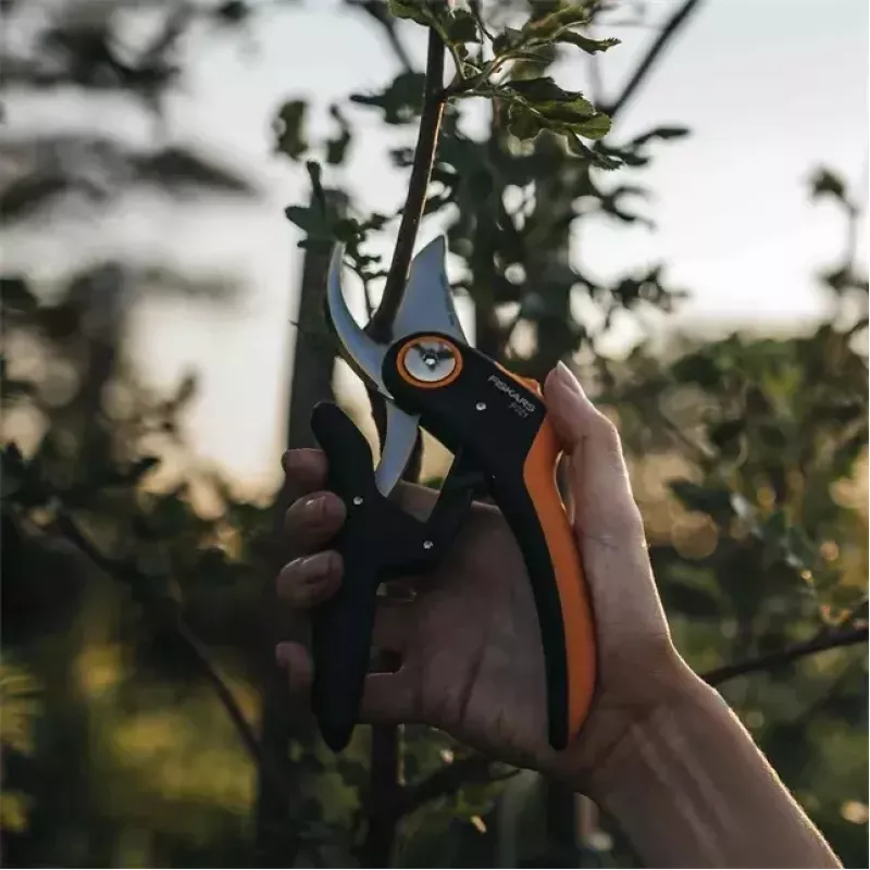 Sekator Fiskars Plus PowerLever P721 — nożyce bocznikowe do gałęzi i pędów