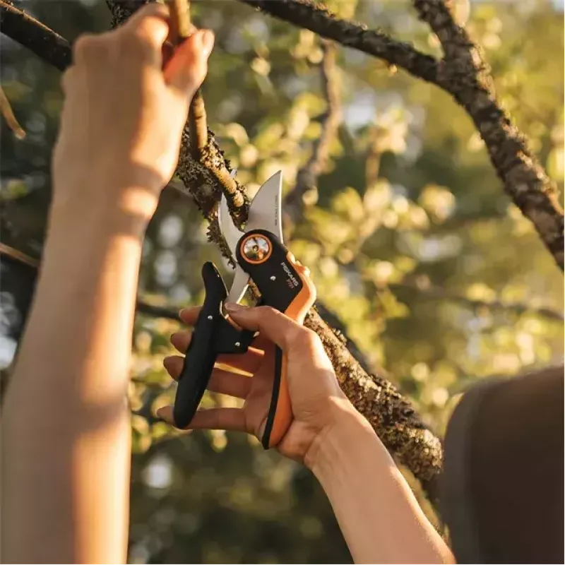 Sekator Fiskars Plus PowerLever P721 — nożyce bocznikowe do gałęzi i pędów