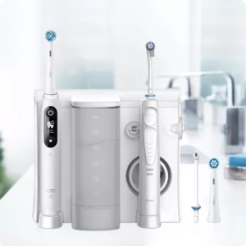 Obrotowo-oscylacyjna szczoteczka do zębów Oral-B iO6 biały dla dorosłych, zasilana baterią, 2 końcówki