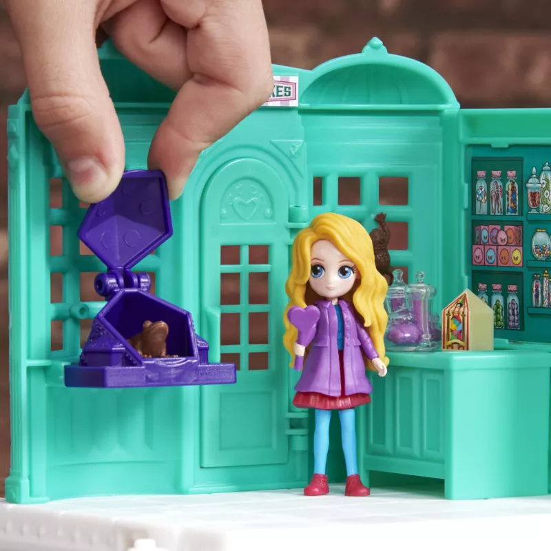 Wizarding World Harry Potter, Magical Minis Honeydukes Sweet Shop z 2 ekskluzywnymi figurkami i 5 akcesoriami, zabawki dla dzieci w wieku od 6 lat