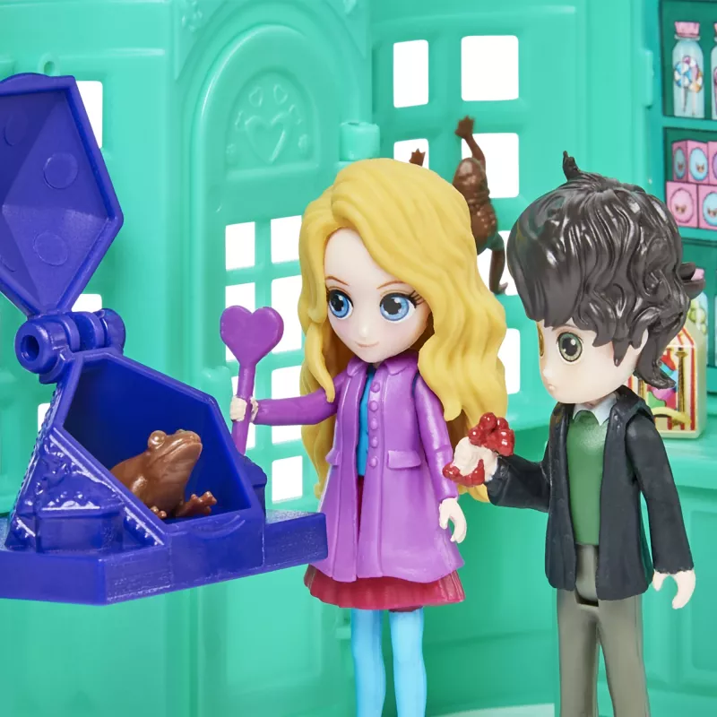 Wizarding World Harry Potter, Magical Minis Honeydukes Sweet Shop z 2 ekskluzywnymi figurkami i 5 akcesoriami, zabawki dla dzieci w wieku od 6 lat