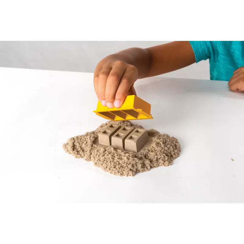 Kinetic Sand, Zestaw Dig N' Demolish z 1 funtem piasku i zabawkową ciężarówką, Zabawki sensoryczne dla dzieci w wieku 5+
