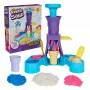 Kinetic Sand, Stacja Soft Serve, upominki do koszyczka wielkanocnego, zawiera 14 uncji plastycznego piasku do formowania (3 kolory), 2 rożki do lodów i 2 narzędzia