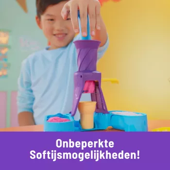 Kinetic Sand, Stacja Soft Serve, upominki do koszyczka wielkanocnego, zawiera 14 uncji plastycznego piasku do formowania (3 kolory), 2 rożki do lodów i 2 narzędzia