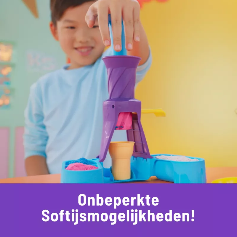 Kinetic Sand, Stacja Soft Serve, upominki do koszyczka wielkanocnego, zawiera 14 uncji plastycznego piasku do formowania (3 kolory), 2 rożki do lodów i 2 narzędzia
