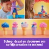 Kinetic Sand, Stacja Soft Serve, upominki do koszyczka wielkanocnego, zawiera 14 uncji plastycznego piasku do formowania (3 kolory), 2 rożki do lodów i 2 narzędzia