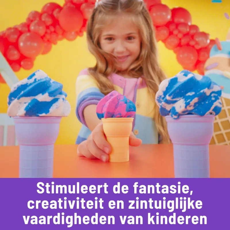 Kinetic Sand, Stacja Soft Serve, upominki do koszyczka wielkanocnego, zawiera 14 uncji plastycznego piasku do formowania (3 kolory), 2 rożki do lodów i 2 narzędzia