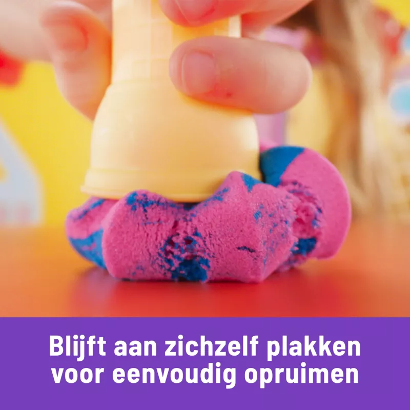 Kinetic Sand, Stacja Soft Serve, upominki do koszyczka wielkanocnego, zawiera 14 uncji plastycznego piasku do formowania (3 kolory), 2 rożki do lodów i 2 narzędzia