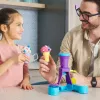 Kinetic Sand, Stacja Soft Serve, upominki do koszyczka wielkanocnego, zawiera 14 uncji plastycznego piasku do formowania (3 kolory), 2 rożki do lodów i 2 narzędzia