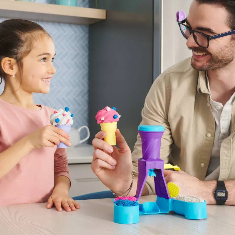 Kinetic Sand, Stacja Soft Serve, upominki do koszyczka wielkanocnego, zawiera 14 uncji plastycznego piasku do formowania (3 kolory), 2 rożki do lodów i 2 narzędzia