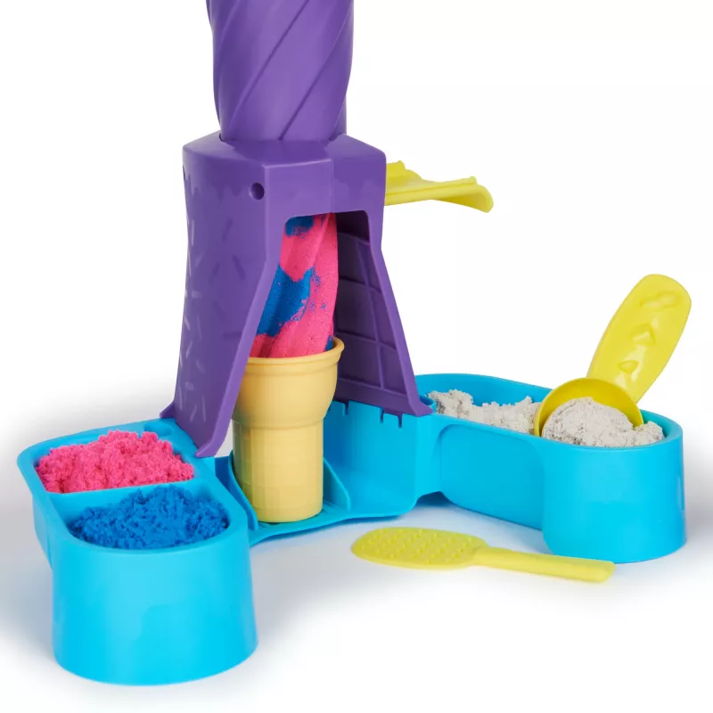 Kinetic Sand, Stacja Soft Serve, upominki do koszyczka wielkanocnego, zawiera 14 uncji plastycznego piasku do formowania (3 kolory), 2 rożki do lodów i 2 narzędzia