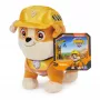 Rubble & Crew, pluszowe zabawki premium, 7-calowa pluszowa zabawka Charger w stroju budowlanym, zabawki dla chłopców i dziewczynek od 3 lat