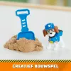 Rubble & Crew, Figurki akcji Charger i Wheeler, z piaskiem Kinetic Build-It i 2 narzędziami budowlanymi, zabawki PAW Patrol dla chłopców i dziewczynek od 3 lat