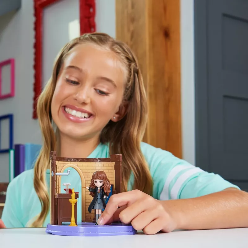 Wizarding World Harry Potter, Magical Minis Klasa Zaklęć z ekskluzywną figurką Hermiony Granger i akcesoriami, zabawki dla dzieci od 5 lat